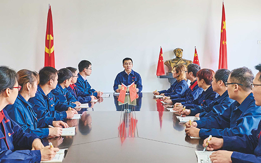 五一勞動節鋁都公司召開全體黨員大會