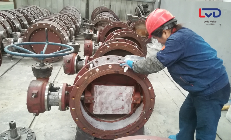 工人為硬密封法蘭蝶閥刷膩子粉