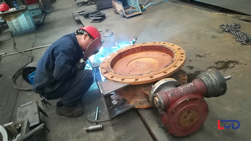 鋁都閥門DN600法蘭蝶閥站腳、起吊環焊接加工現場