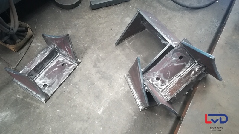 鋁都閥門DN600法蘭蝶閥站腳、起吊環焊接加工現場